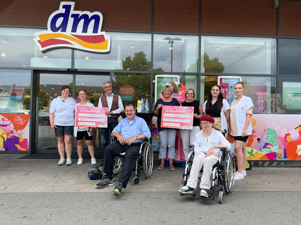 Spendenübergabe bei dm